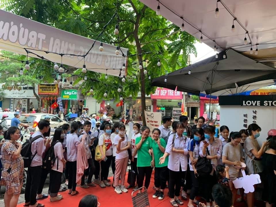 Khai trương một cơ sở nhượng quyền — khách xếp hàng chờ mua